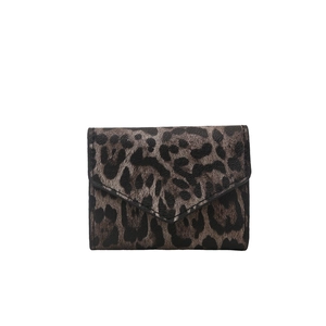 Portafoglio corto chic con stampa leopardata da donna con patta a busta in stile vintage