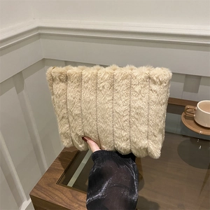 Sac à main chic en peluche beige à rayures avec texture douce en fausse fourrure et zip