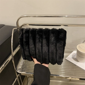 Sac à main chic en fausse fourrure noire à rayures verticales pour un look d'hiver