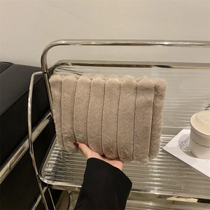 Sac à main en peluche beige à rayures pour femme avec finition en fausse fourrure