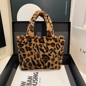Plush leopard print tote bag for women made of soft faux fur in a premium gift box