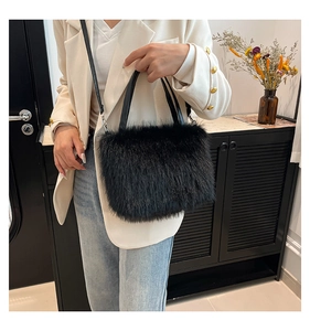 Modieuze zwarte crossbodytas van imitatiebont gecombineerd met beige blazer en jeans