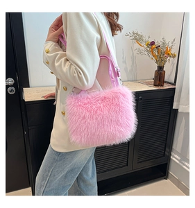 Detailopname van roze faux fur crossbody tas met leren riem gedragen door model