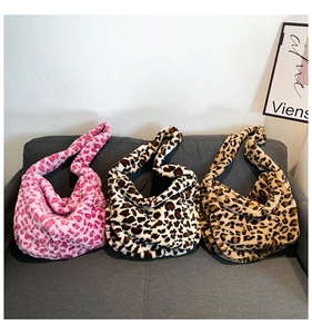 Dettaglio di borse tote in peluche con stampa leopardata in tre colori sul divano