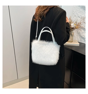 Pluche crossbodytas van nepbont met witte leren riemen gedragen door model in kamer