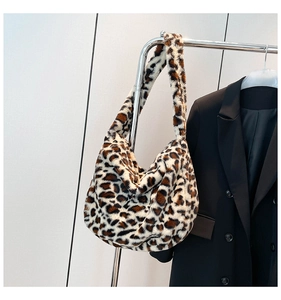 Dettaglio ravvicinato della borsa leopardata in peluche con soffice ecopelliccia