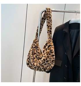 Dettaglio della trama leopardata in pelliccia sintetica e tracolla della borsa hobo
