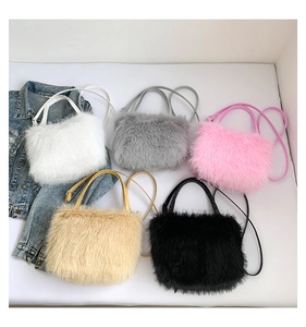 Bovenaanzicht van pluche crossbodytassen in vijf kleuren met verstelbare riemen