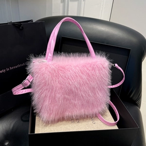 Roze handtas van imitatiebont met leren handvaten en een verstelbare schouderriem voor dames