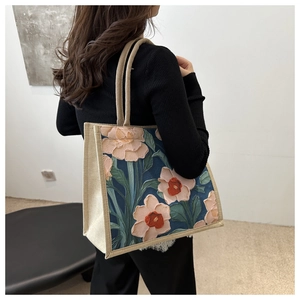 Detalle de un gran bolso tote de lino con estampado floral colorido estilo pintura