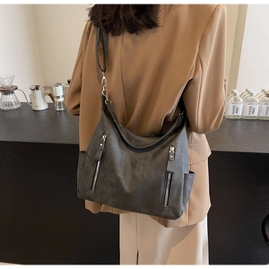 Détail du grand sac cabas gris mat avec doubles zips verticaux et boucles argentées