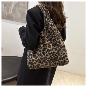 Gros plan d'un sac à bandoulière en fausse fourrure léopard avec texture douce et duveteuse