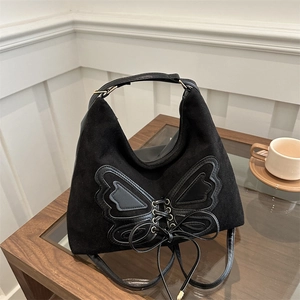 Grande borsa hobo nera con fiocco in pelle scamosciata e dettagli con lacci incrociati