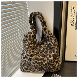 Vue détaillée du sac cabas en peluche léopard avec une texture douce en fausse fourrure
