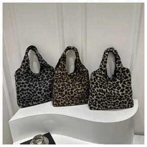 Détail de trois sacs cabas en peluche à imprimé léopard en gris, marron et beige clair