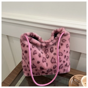 Dettaglio della borsa tote in ecopelliccia rosa con stampa leopardata a cuore e manici