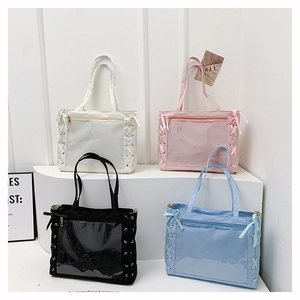 Dettaglio di borse tote in quattro colori con finestra in PVC e nastri laterali