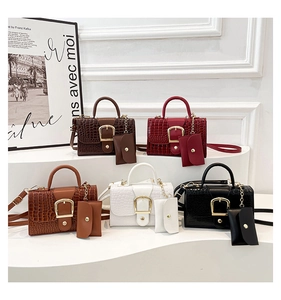 Détail de sacs à main en cuir motif crocodile en cinq couleurs avec mini pochettes chaîne