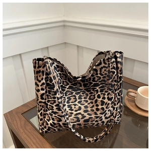 Vue détaillée du grand sac cabas à motif léopard posé sur une table basse en verre