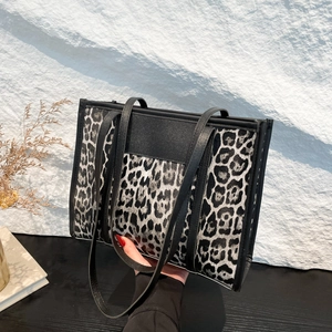 Large capacity leopard print tote bag with black handles for autumn fashion