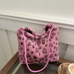 Borsa tote chic in ecopelliccia leopardata rosa con motivi a cuore e manici morbidi
