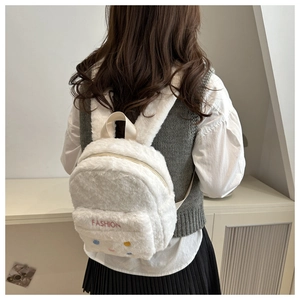 Détails du mini sac à dos en peluche blanche avec broderie fashion et pois colorés