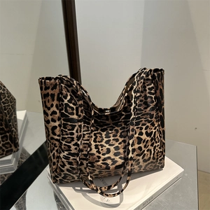 Chic leopard print tote bag with large capacity and slim handles for modern daily wear