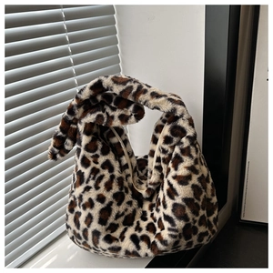 Détail de la texture d'un sac hobo à motif léopard en peluche et fausse fourrure