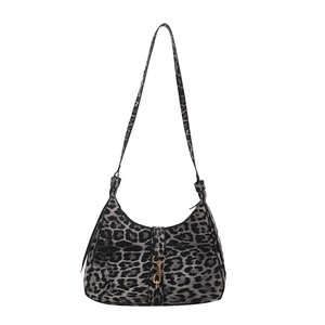 Sac sous le bras tendance avec imprimé léopard et boucle en métal doré sur fond blanc