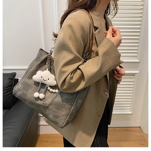 Détail du grand sac cabas avec texture mate douce, pendentif nuage et chaîne de perles