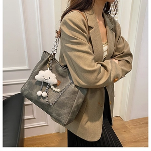 Détail du grand sac cabas gris foncé avec bandoulière chaîne et pendentif nuage doux