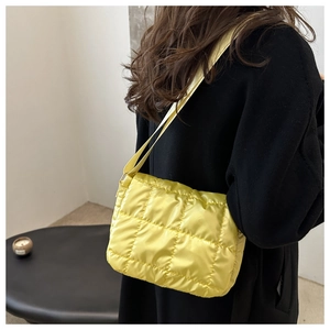 Dettaglio della borsa trapuntata giallo brillante in nylon metallizzato con tracolla