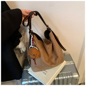Sac hobo en daim marron avec bandoulière et pendentif peluche caniche marron mignon