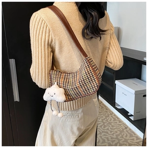 Detailansicht der Hahnentritt-Tasche mit Lederriemen und Cloud-Anhänger für Damen