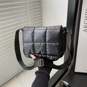 Minimalistische schwarze gesteppte Umhängetasche mit verstellbarem Gurt für modernen Stil