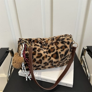 Grand sac fourre-tout minimaliste en peluche léopard avec breloque ours et sangle en cuir