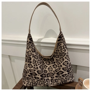 Détail du sac hobo avec imprimé léopard et bandoulière en cuir de couleur chameau