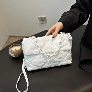 Petit Sac Carré Matelassé pour Femmes Tissu Oxford Sac Bandoulière Mode Avec Grosse Chaîne Sac à Épaule Losanges Matelassé Sac Quotidien