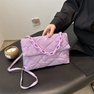 Sac bandoulière matelassé lavande avec chaîne épaisse et design moderne épuré