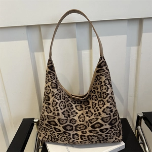 Sac cabas en daim imprimé léopard avec bandoulières marron dans un décor élégant et chic