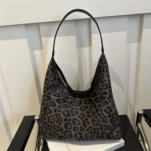 Grand sac cabas en suédine à imprimé léopard avec fine bandoulière noire en cuir