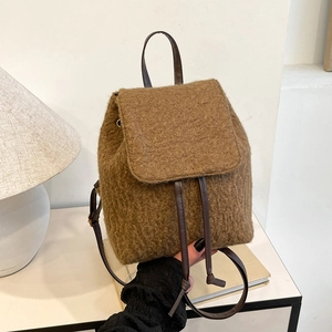 Schicker Mini-Rucksack aus brauner Wolle mit Lederriemen für Damen im Winter-Alltag