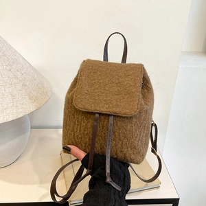 Schicker brauner Woll-Rucksack mit Lederriemen in minimalistischer Heimumgebung präsentiert