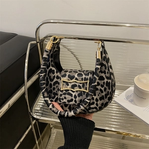 Sac croissant chic à imprimé léopard avec boucle dorée et bandoulière élégante
