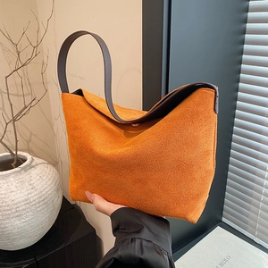 Sac cabas minimaliste en daim orange avec bandoulières en cuir marron et boucle