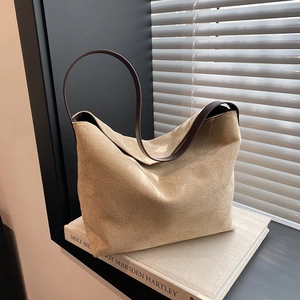 Grand sac seau en daim kaki avec bandoulières en cuir pour un look décontracté