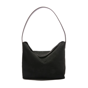 Sac seau minimaliste en daim noir avec de fines bretelles et une forme souple moderne
