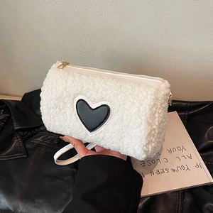 Elegante borsa in pile sherpa bianco con toppa a cuore nera e zip dorata