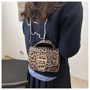 Détail du sac à bandoulière léopard avec fermoir doré et cuir synthétique de haute qualité