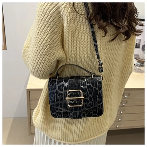 Petit sac bandoulière léopard chic porté avec un pull en maille beige élégant